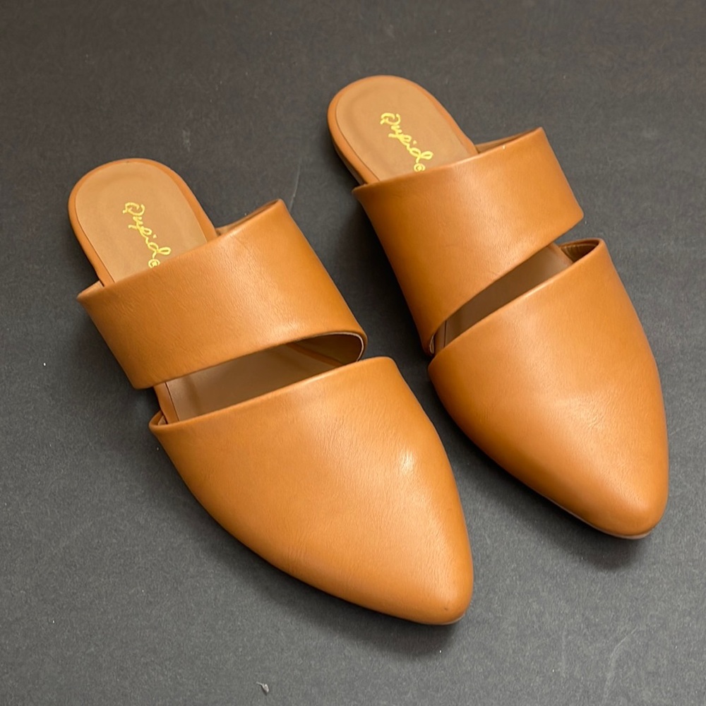 Never worn, women’s size7 slides